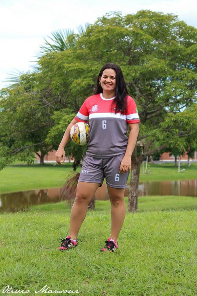 Foto de Katrina Amorim posando com a bola de futebol