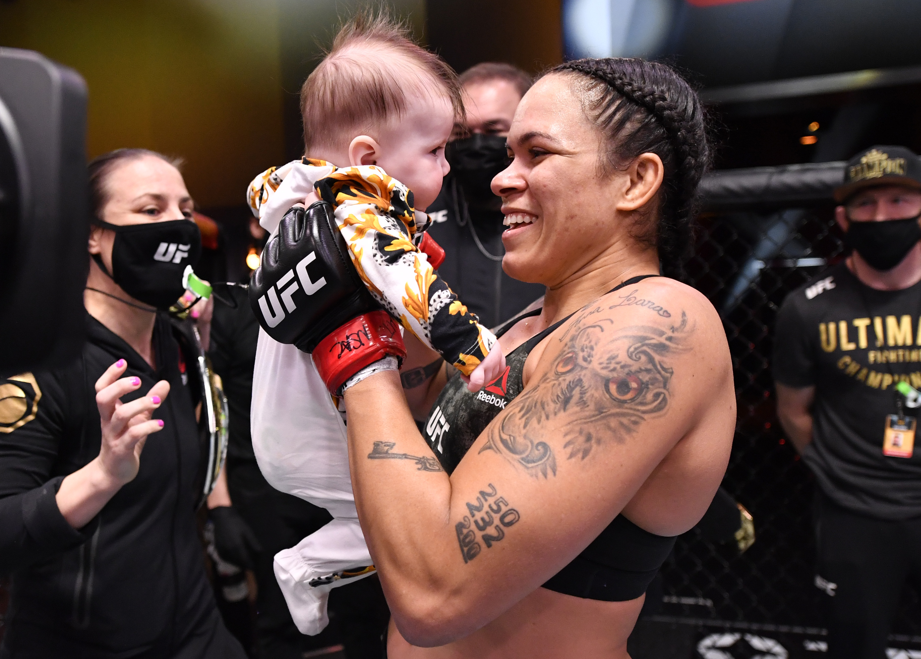 Amanda Nunes após sua vitória com sua filha