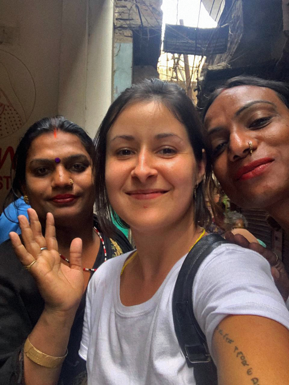 Muskan, Dan Agostini e Rupaa em Varanasi no dia em que se conheceram, em 2019