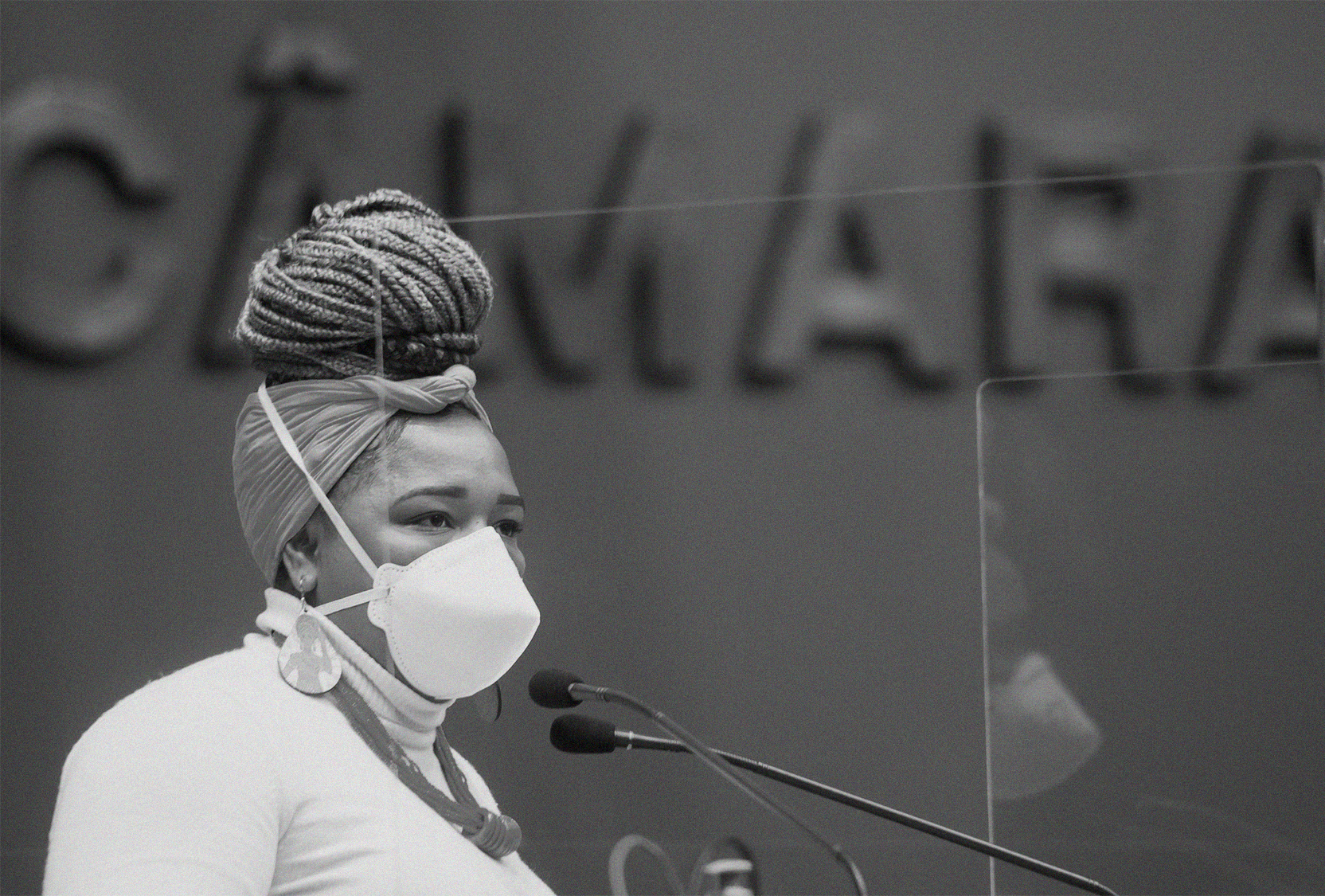 foto em preto e branco Bruna Rodrigues discursando em plenária