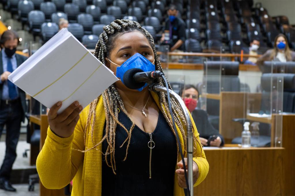foto de Movimentação de plenário. Vereadora Bruna Rodrigues no microfone de partes.