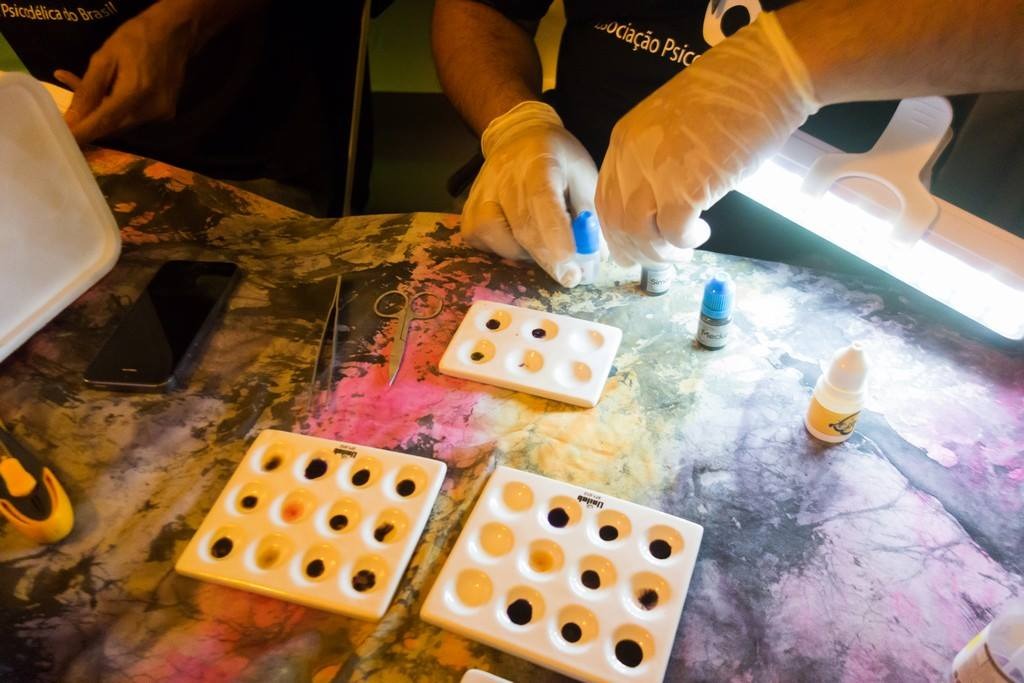 diferentes substâncias em uma bandeja para teste e prova