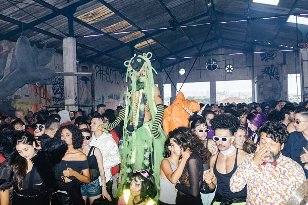 foto analógica de pessoas dançando e performers