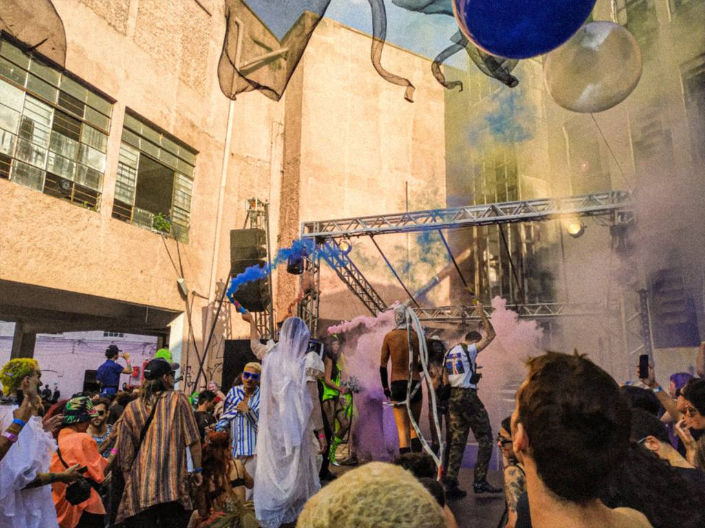 foto analógica de pessoas dançando e performers