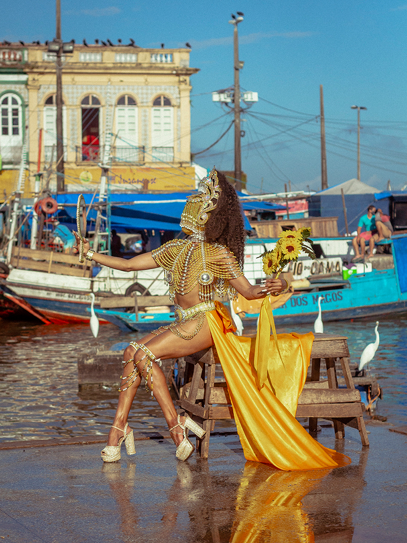 Drag de Oxum no mercado Ver-o-Peso com barcos