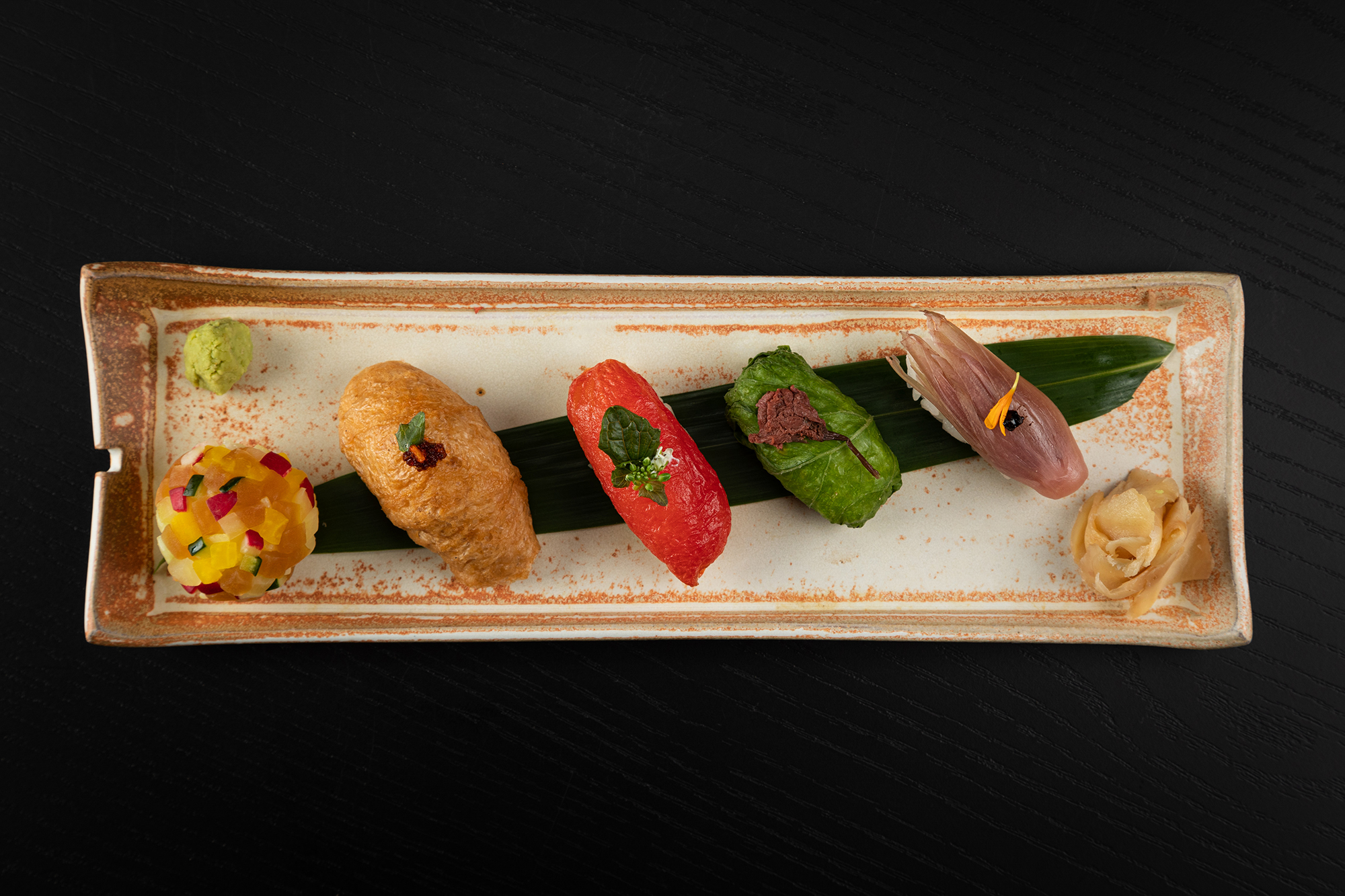 Combinado de sushis veganos, com yomate, folha de mostarda, flor de cerejeira, entre outros – restaurante Aizomê