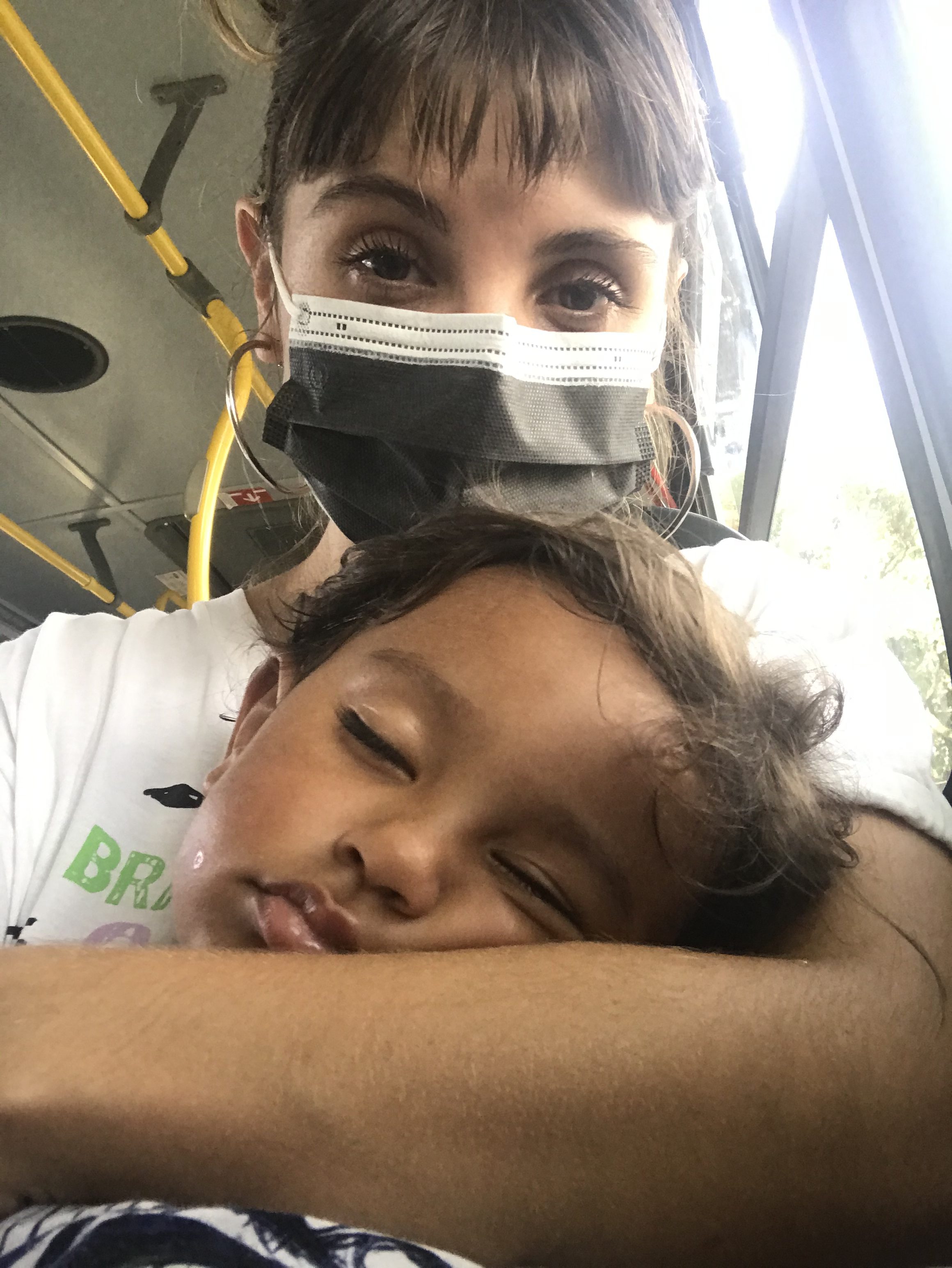 Kamila Urbanek com seu filho no onibus