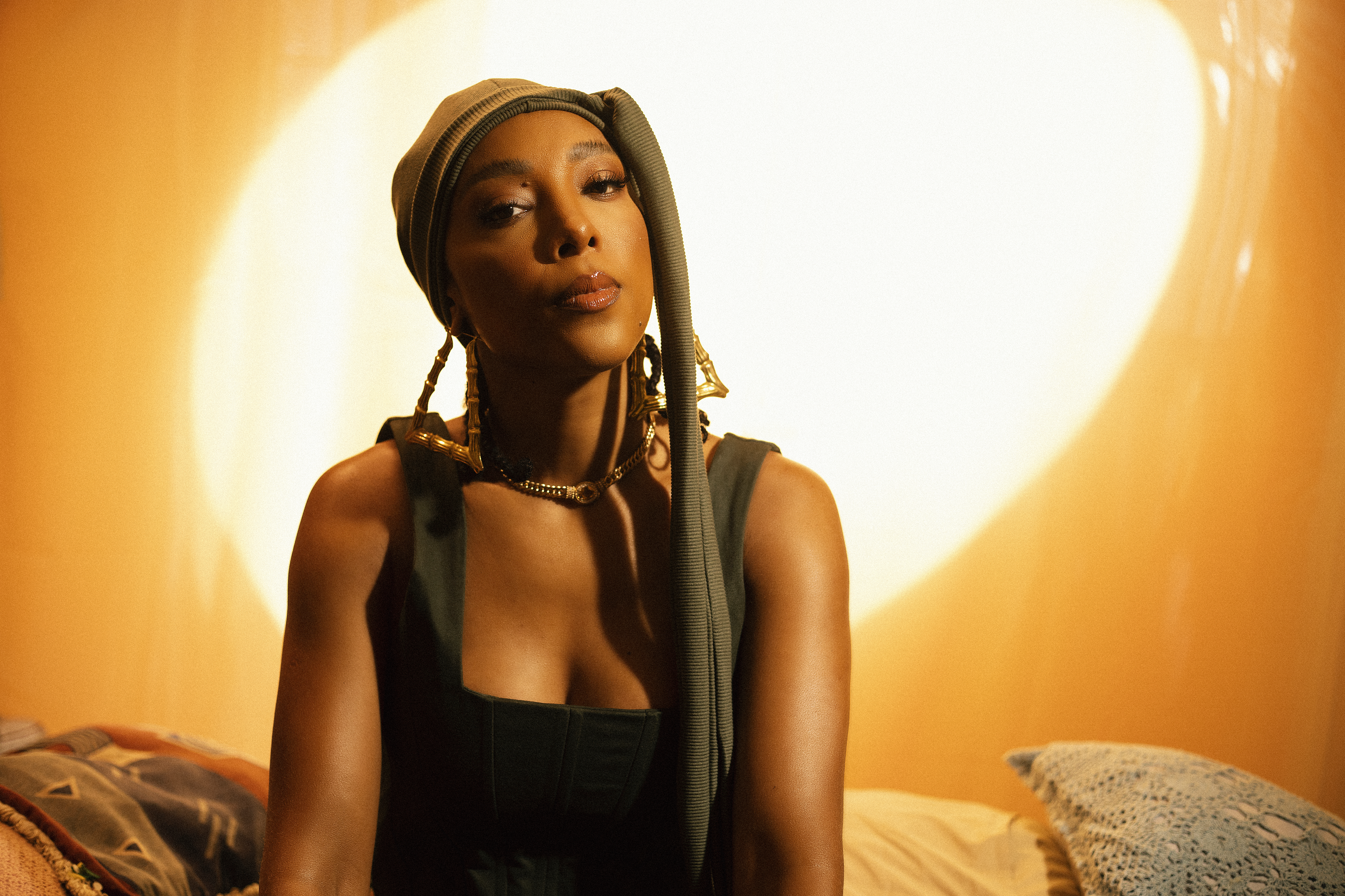 Fotografia da atriz e cantora Negra Li.