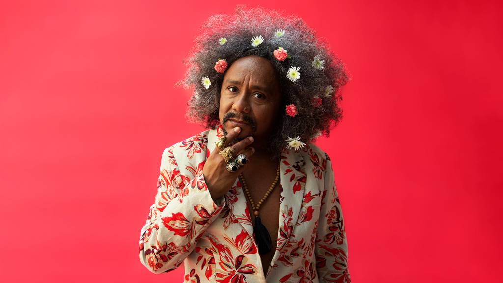 Chico César combate o fascismo vestido de amor